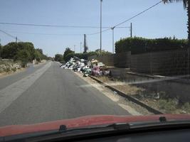 sciocchezze spazzatura spazzatura nel sicilia strada foto