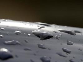 pioggia acqua gocce su blu metallico superficie foto