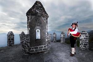 bergamo cornamusa. giocatore nel un' tradizionale religioso cappella foto