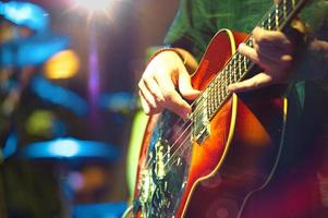 acustico basso giocatore nel un' pop - popolare gruppo foto