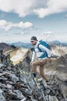 uomo passeggiate nel il selvaggio montagna foto