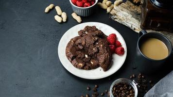 torta al cioccolato su sfondo scuro foto