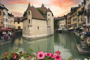 la vista del canale della città con edifici medievali nel centro storico di annecy, ristorante vicino al fiume tu nel centro storico, l'edificio ha un bell'aspetto nel mezzo di una grande città. foto