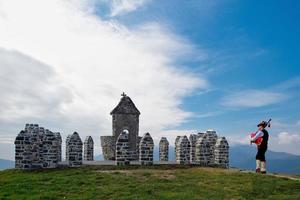 bergamo cornamusa. giocatore nel un' tradizionale religioso cappella con pietra costruzione. foto