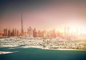 orizzonte dubai. bellissimo panoramico Visualizza di dubai nel tramonto volta. foto