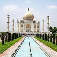 il taj mahal è un mausoleo in marmo bianco avorio sulla riva sud del fiume yamuna nella città indiana di agra, uttar pradesh, taj mahal, agra, uttar pradesh, india, vista giornata di sole foto