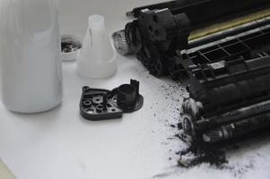 caricare la cartuccia della stampante laser con polvere di toner foto