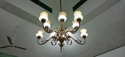 un lampadario tradizionale d'oro nella vecchia moschea di cirebon west java indonesia. foto