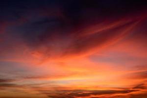 struttura del cielo serale luminoso durante il tramonto foto