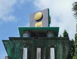 questa torre del premio è stata costruita nella piazza della città di pandeglang, nel 1997 questa città ha ricevuto il premio per la piccola città più pulita a jakarta - indonesia 5 giugno 1997 foto