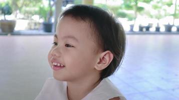 colpo alla testa di un'affascinante ragazza asiatica carina di 3 anni, bambino piccolo con adorabili capelli neri meno. foto