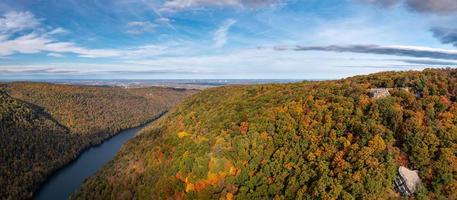 Il parco statale di Coopers Rock si affaccia sul fiume cheat nella Virginia occidentale con i colori dell'autunno foto