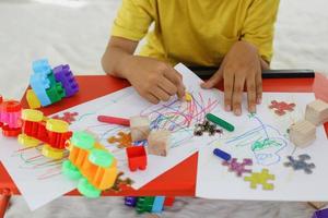 disegni e scarabocchi per bambini autistici. esperienza traumatica infantile, psicologia, psicologia, sindrome di Asperger, disturbo di Asperger, autistico, concetto di autismo foto