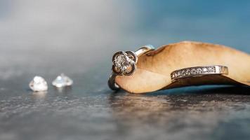 primo piano di un anello di fidanzamento con diamante posto su una foglia. concetto di amore e matrimonio.
