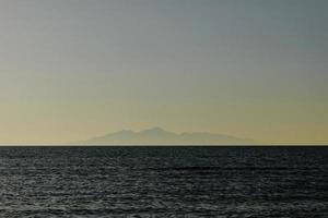 isola vulcanica solitaria molto al di sopra dell'acqua. foto