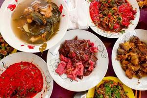 carne di capra da laboratorio, sangue di larb lao cibo tradizionale. ad alcune persone piace mangiare carne fresca o sangue. foto