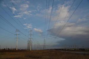 linee elettriche contro un cielo di prateria foto