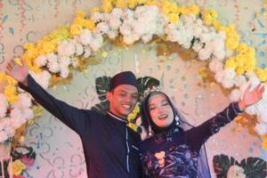 romantica sposa musulmana indonesiana