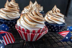 cupcakes rossi bianchi e blu con cime di vortice di meringa tostata foto