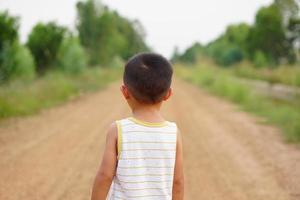 i bambini stanno per strada, aspettando i loro genitori. foto