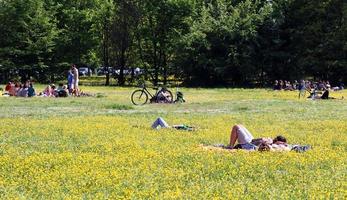 bologna, italia, 18 aprile 2022, persone che si rilassano sul prato del parco. riposando insieme nel parco dopo la pandemia. bologna, italia. foto