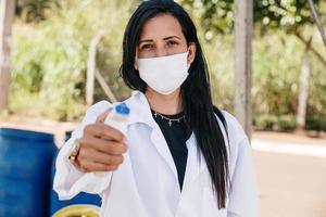 medico femminile che controlla la temperatura utilizzando un termometro a infrarossi, uno strumento per rilevare il coronavirus o covid-19, la signora in macchina. foto