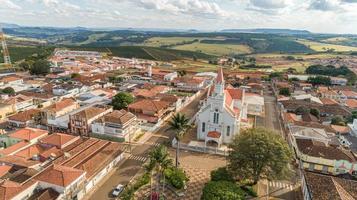 minas gerais, brasile, maggio 2020 - veduta aerea della città di sao tomas de aquino foto