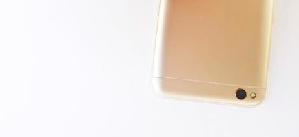 display sul retro di un colore oro bianco del dispositivo smartphone con cover posteriore con flash led, fotocamera singola e fori per altoparlanti. un design per la vista del corpo di mezzo smartphone. adatto per pubblicità, promozione. foto