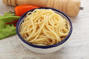 spaghetti bolliti con olio di pasta italiana foto