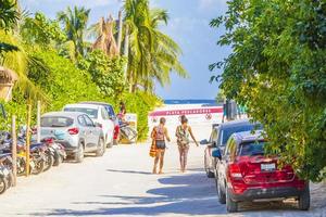 tulum quintana roo mexico 2022 ingresso alla spiaggia della costa caraibica con auto parcheggiate tulum mexico. foto