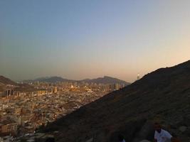 bella vista della montagna jabal al noor nella mecca. La grotta di hira si trova sulla cima del monte jabal al noor, dove vengono a visitare visitatori da tutto il mondo. foto