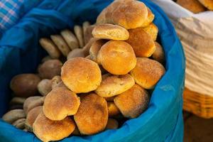 frutta e verdura fresca al mercato locale di lima, in perù. mercato delle verdure vendute dai contadini locali. foto