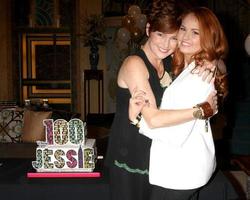 los angeles, 12 febbraio - carolyn hennesy, debby ryan al canale disney s jessie celebra 100 episodi in uno studio del centro di hollywood il 12 febbraio 2015 a los angeles, ca foto