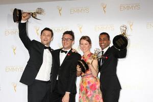 los angeles, 16 agosto - joseph gordon-levitt, jared geller, belisa balaban, gaurav misra ai premi emmy creativi 2014, sala stampa al teatro nokia il 16 agosto 2014 a los angeles, ca foto