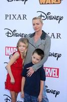 los angeles, 1 ottobre - kylie rogers, jaime pressly, dezi calvo all'evento di halloween vip disney presso il negozio pop-up disney consumer product il 1 ottobre 2014 a glendale, ca foto