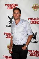 los angeles, 29 maggio - adam j yeend arriva al piranha 3dd premiere al mann chinese 6 teatri il 29 maggio 2012 a los angeles, ca foto