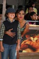 los angeles, 23 ottobre - sharon leal, figlio il gatto con gli stivali los angeles premiere sharon leal che arriva alla prima del gatto con gli stivali al Regency Village Theatre il 23 ottobre 2011 a Westwood, ca foto