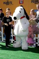 los angeles, 1 nov - jean schultz, snoopy al film peanuts los angeles premiere al teatro del villaggio il 1 novembre 2015 a westwood, ca foto