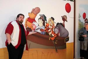 los angeles, 10 luglio - travis oates arriva alla prima di winnie, the pooh ai walt disney studios il 10 luglio 2011 a burbank, ca foto