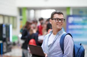 alunno utilizzando moderno tecnologia nel scuola foto