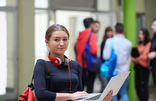 famoso alunno con moderno tecnologia nel scuola foto