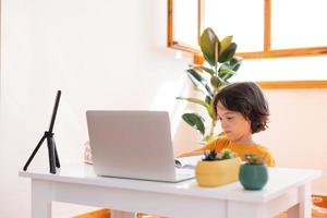 bambino su lezione online, istruzione a distanza foto