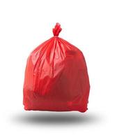 mano che tiene il sacchetto della spazzatura rosso per rifiuti infettivi isolato su sfondo bianco. tracciato di ritaglio foto