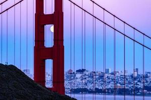 maestoso ponte di San Francisco Golden Gate con giugno 2022 luna piena che sorge che mostra la torre nord dai promontori di marin foto