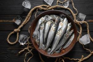 sardine fresche su fondo di legno rustico. foto