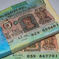 rare vecchie banconote da cinque rupie combinate sul tavolo, denaro indiano sul tavolo rotante. vecchie banconote in valuta indiana su una tavola rotante, valuta indiana sul tavolo foto