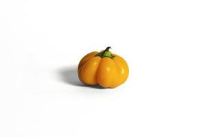 peperone arancione su sfondo bianco foto