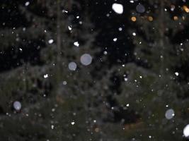nevicando a notte nel dolomiti montagne foto