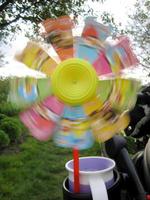 foto sul tema della turbina eolica giocattolo per bambini di plastica colorata di grandi dimensioni