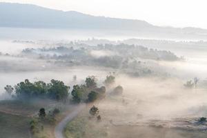 nebbia nel punto di vista di khao takhian ngo a khao-kho phetchabun, tailandia foto